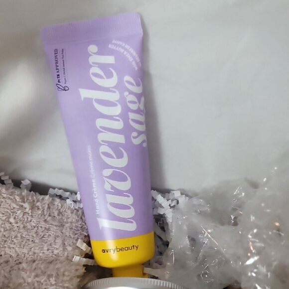 Luxury Gifting Box With Socks Mug Tea Soap & More For Relaxation - Picture 8 of 11